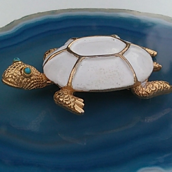 1950's White Enamel Gold Turtle Brooch w Blue Eyes - Picture 3 of 8